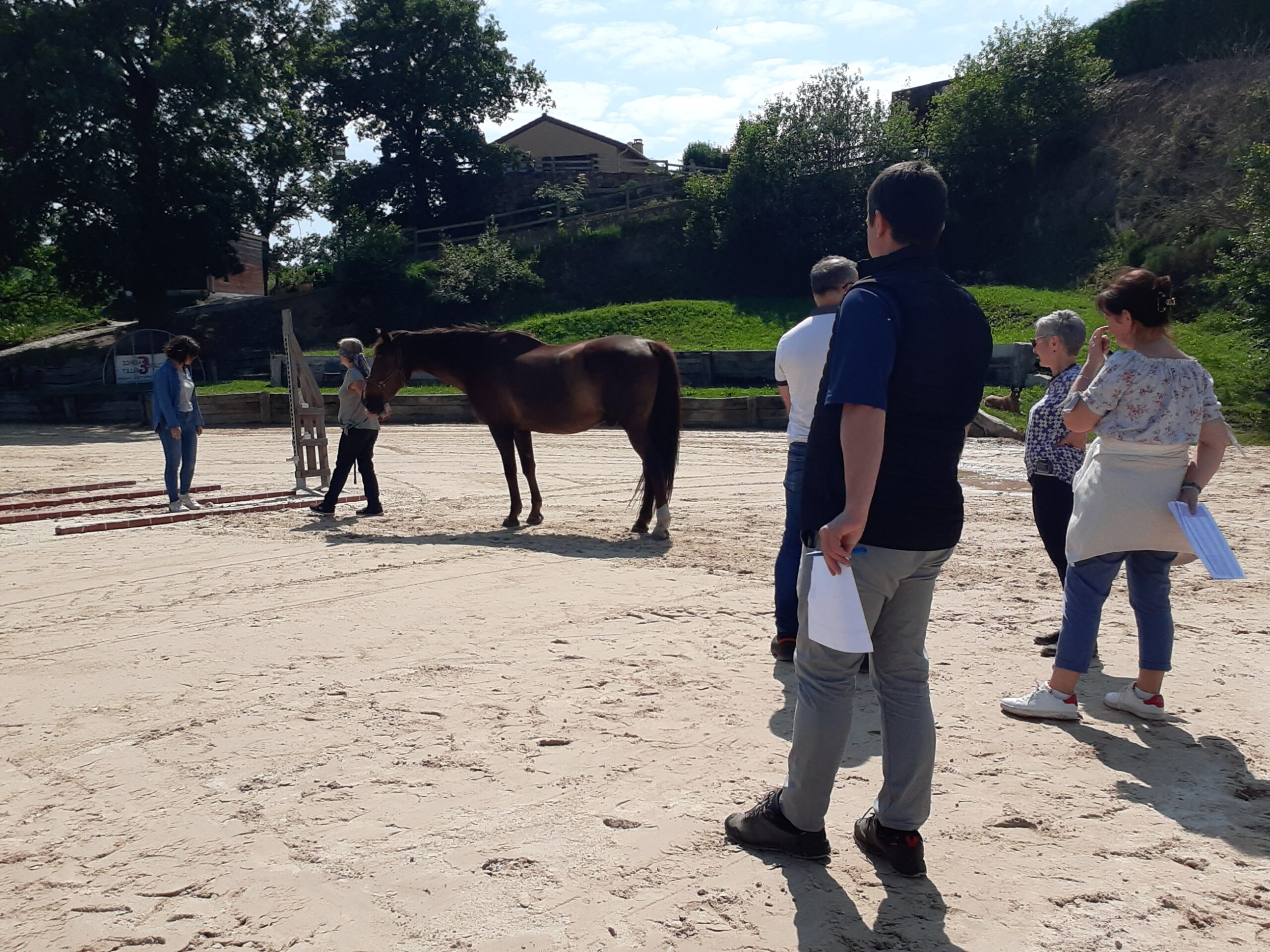 Les apprenants observent le passage des autres candidats