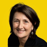 photo de profil linkedin : gros plan, fond uni, souriante